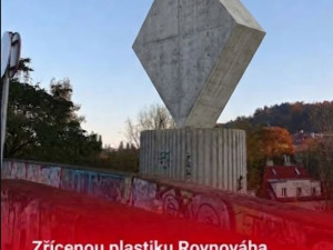 Pražané vtipkují o zřícené plastice. Místo repliky chtějí bustu Jiřího Káry