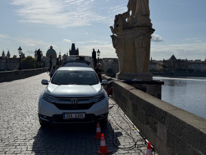 Velký úklid Karlova mostu. Od náletů a řas ho čistí na laně i ze člunu