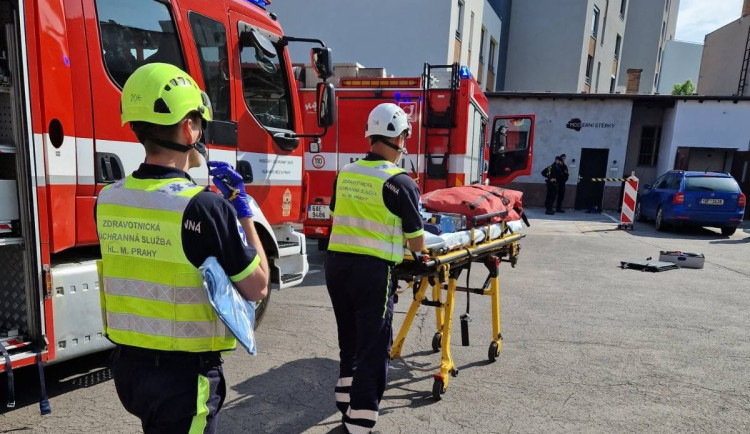 Pražští záchranáři rozdělili posádku, které z nosítek spadla žena a zemřela