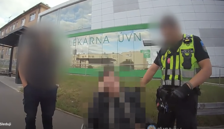 Žena nechtěla opustit kolečkové křeslo patřící nemocnici.