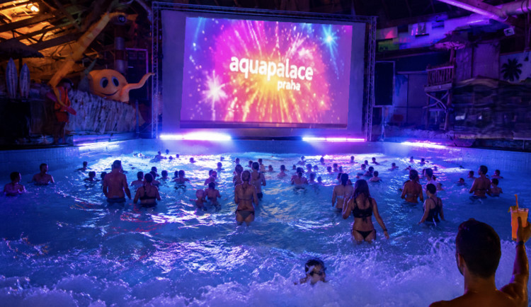 Silvestr uprostřed léta? Aquapalace Praha zve na jedinečnou party v plavkách a pod hvězdami