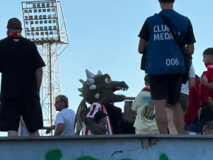 FOTO: Sparta zahajuje sezonu v Brně, chuligáni před zápasem posprejovali most