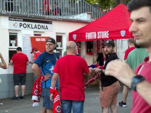 FOTO: Sparta zahajuje sezonu v Brně, chuligáni před zápasem posprejovali most
