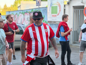 FOTO: Sparta zahajuje sezonu v Brně, chuligáni před zápasem posprejovali most
