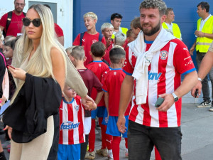 FOTO: Sparta zahajuje sezonu v Brně, chuligáni před zápasem posprejovali most