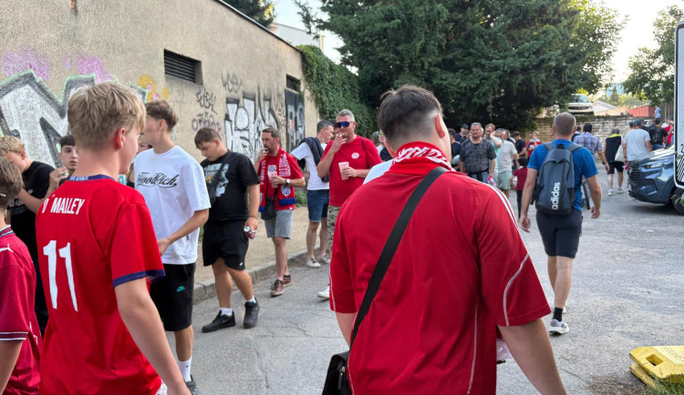 FOTO: Sparta zahajuje sezonu v Brně, chuligáni před zápasem posprejovali most