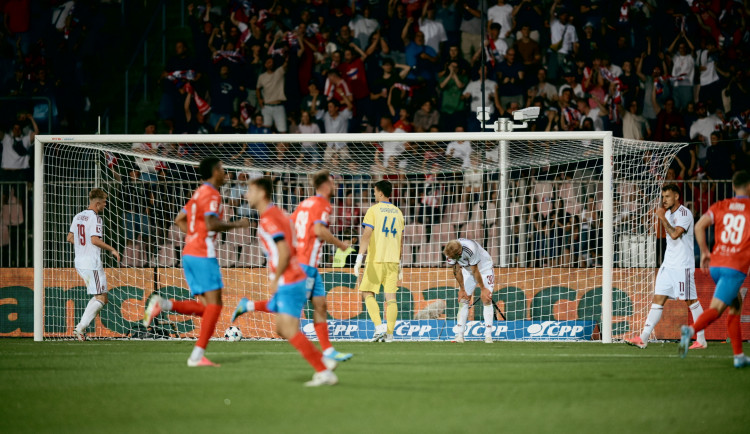 Krušné chvíle pro Spartu. V prvním zápase je Zbrojovka zdrtila 3:1
