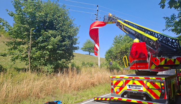 Paraglidista se na Šumpersku zamotal do elektrického vedení. Vysvobodili ho hasiči