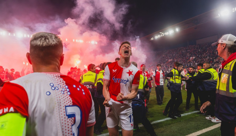 Derby předčasně ukončil vpád fanoušků na trávník.