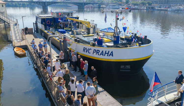 Po 28 letech má Praha nové servisní plavidlo s hybridním pohonem pro zásobování lodí