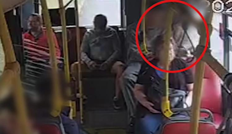 Policie dopadla dvojici z loupeže v autobusu a pátrá po svědcích