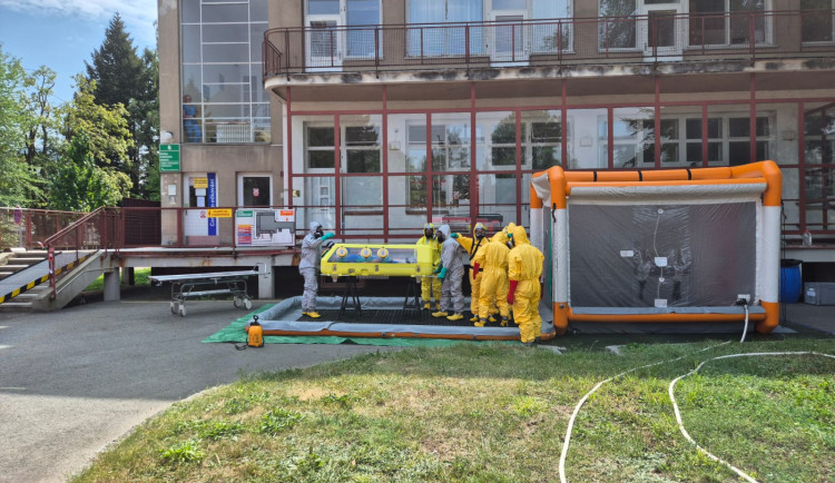 Žena s podezřením na vysoce nebezpečnou nákazu míří na Bulovku