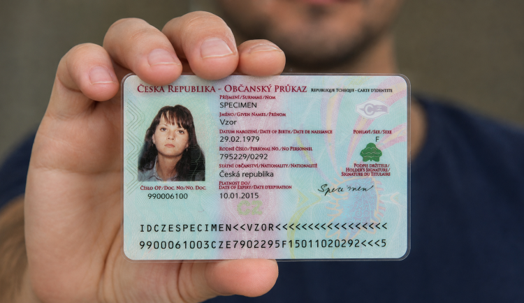 Skončila platnost některých občanek, lidé by je měli starším blízkým zkontrolovat