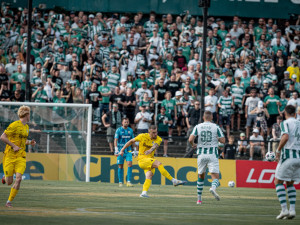 Vedení Bohemians vysvětlilo zoufalý stav trávníku. Řešit ho přišli odborníci