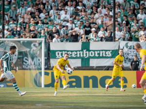 Vedení Bohemians vysvětlilo zoufalý stav trávníku. Řešit ho přišli odborníci