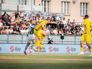 Vedení Bohemians vysvětlilo zoufalý stav trávníku. Řešit ho přišli odborníci