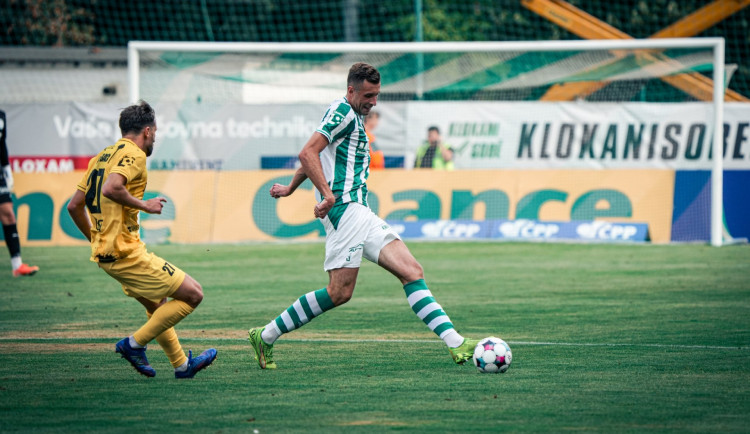 Vedení Bohemians vysvětlilo zoufalý stav trávníku. Řešit ho přišli odborníci