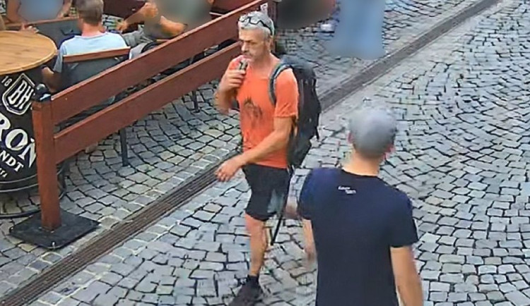 Policisté z Olomouce pátrají po muži, kterého zachytily kamery. Neznáte ho?