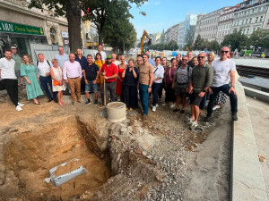 Pod trať na Václavské náměstí uložili časovou schránku, je v ní 30 předmětů