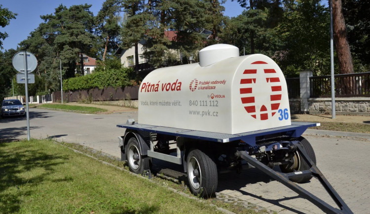 Vodu si lidé načerpají z cisteren.