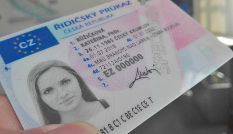 Řidičák do konce roku propadne čtvrt milionu lidí. Nový přijde i do výdejního boxu