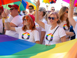 FOTO: Lásku všem. Prahou prošly tisíce lidí na duhovém průvodu Prague Pride