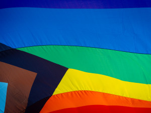 FOTO: Lásku všem. Prahou prošly tisíce lidí na duhovém průvodu Prague Pride