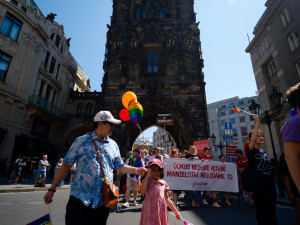 FOTO: Lásku všem. Prahou prošly tisíce lidí na duhovém průvodu Prague Pride