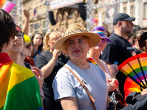 FOTO: Lásku všem. Prahou prošly tisíce lidí na duhovém průvodu Prague Pride