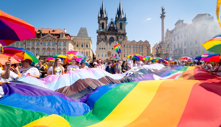 FOTO: Lásku všem. Prahou prošly tisíce lidí na duhovém průvodu Prague Pride