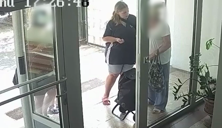 Seniorku srazilo v Krči auto, místo do nemocnice ji zkrvavenou vzali domů
