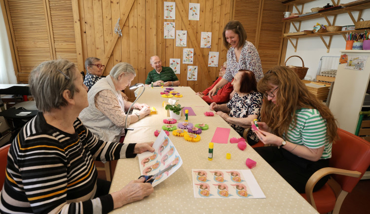 Praha 2 pomáhá seniorům žít důstojně: Péče, podpora i lidská blízkost
