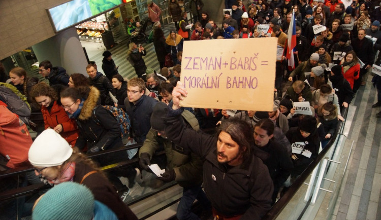  Demonstrace proti Babišovi se účastnilo 50 tisíc lidí. Za týden se akce bude opakovat