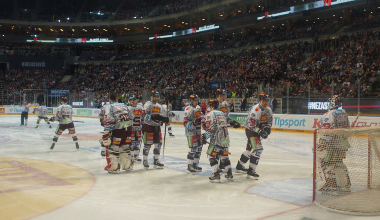 FOTOGALERIE: Téměř vyprodaná O2 Arena viděla divoký zápas. Sparta přestřílela Karlovy Vary 6:3