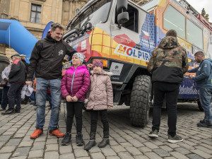 FOTOGALERIE: Od Rudolfina dnes odpoledne vyrazila Expedice Tatra kolem světa 2