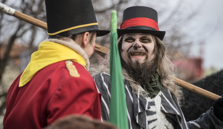 FOTOGALERIE: V Praze vrcholí Žižkovský masopust. Podívejte se na fotky z průvodu