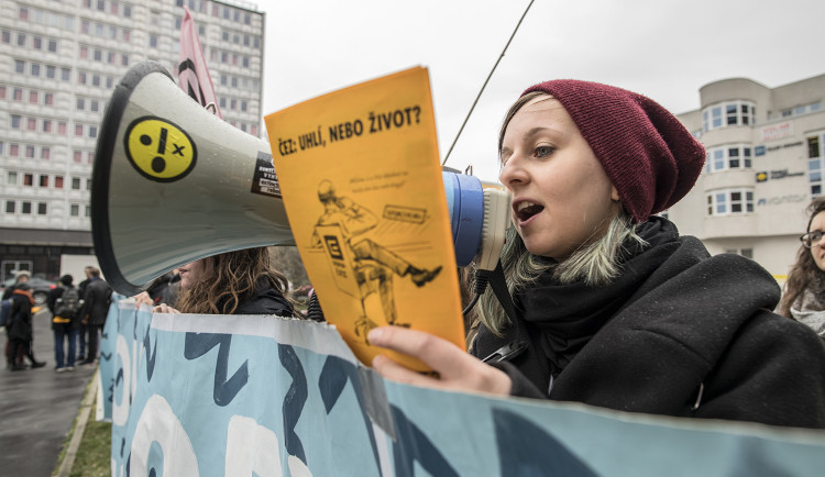 FOTOGALERIE: Do sídla ČEZu vnikli aktivisté, pomalovali okna a v zákaznickém centru rozházeli uhlí