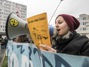 FOTOGALERIE: Do sídla ČEZu vnikli aktivisté, pomalovali okna a v zákaznickém centru rozházeli uhlí