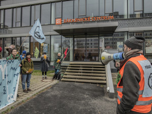 FOTOGALERIE: Do sídla ČEZu vnikli aktivisté, pomalovali okna a v zákaznickém centru rozházeli uhlí