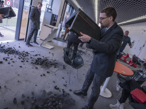 FOTOGALERIE: Do sídla ČEZu vnikli aktivisté, pomalovali okna a v zákaznickém centru rozházeli uhlí