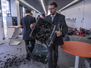 FOTOGALERIE: Do sídla ČEZu vnikli aktivisté, pomalovali okna a v zákaznickém centru rozházeli uhlí