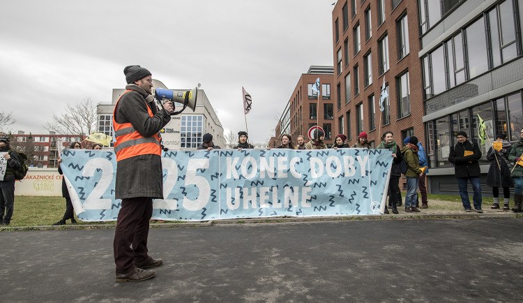 FOTOGALERIE: Do sídla ČEZu vnikli aktivisté, pomalovali okna a v zákaznickém centru rozházeli uhlí
