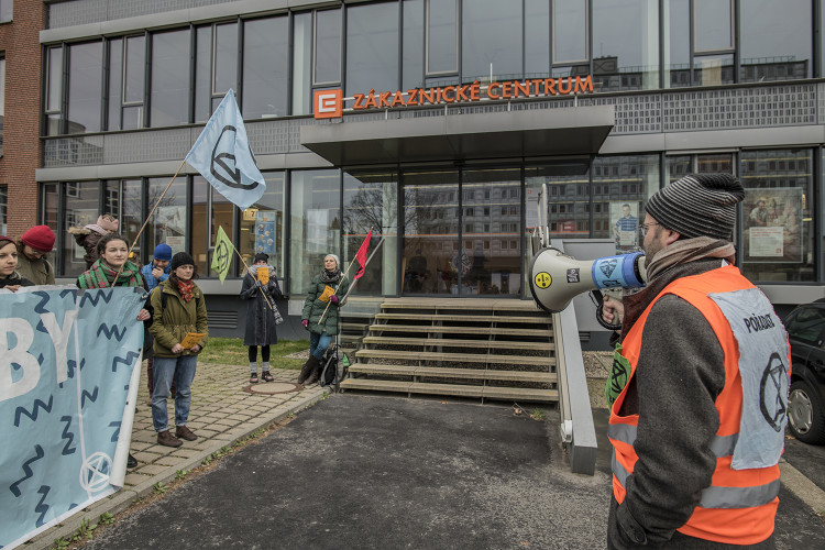 FOTOGALERIE: Do sídla ČEZu vnikli aktivisté, pomalovali okna a v zákaznickém centru rozházeli uhlí