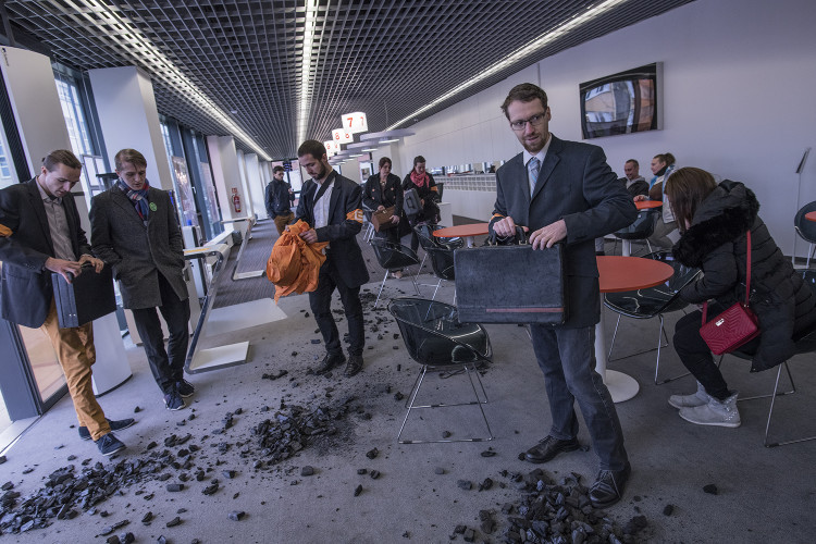 FOTOGALERIE: Do sídla ČEZu vnikli aktivisté, pomalovali okna a v zákaznickém centru rozházeli uhlí