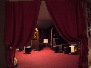 FOTOGALERIE: Podívejte se, jak to vypadá, když se v bordelu rozsvítí