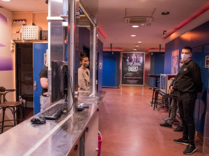 FOTOGALERIE: Podívejte se, jak to vypadá, když se v bordelu rozsvítí