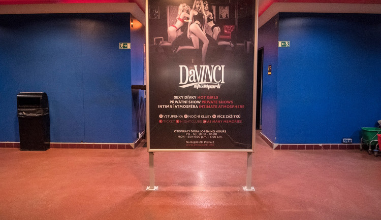 FOTOGALERIE: Podívejte se, jak to vypadá, když se v bordelu rozsvítí