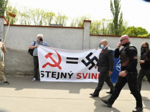 FOTOGALERIE: Čeští sympatizanti ruského motorkářského klubu Noční vlci přijeli na Olšanské hřbitovy