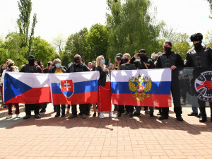FOTOGALERIE: Čeští sympatizanti ruského motorkářského klubu Noční vlci přijeli na Olšanské hřbitovy