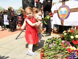 FOTOGALERIE: Čeští sympatizanti ruského motorkářského klubu Noční vlci přijeli na Olšanské hřbitovy